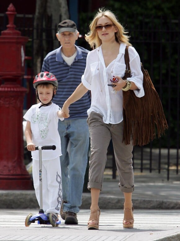 Kate Hudson et son fils Ryder, 6 ans, se promènent dans Soho le 30 avril 2010. Ryder est un pro de la trottinette ! 