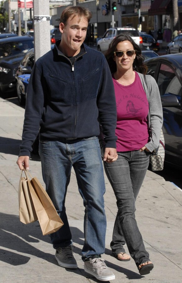 Alanis Morissette a été aperçue, ce  samedi 1er mai, partageant une sortie avec son chéri, Mario Treadway, dans les rues de  Los Angeles. 