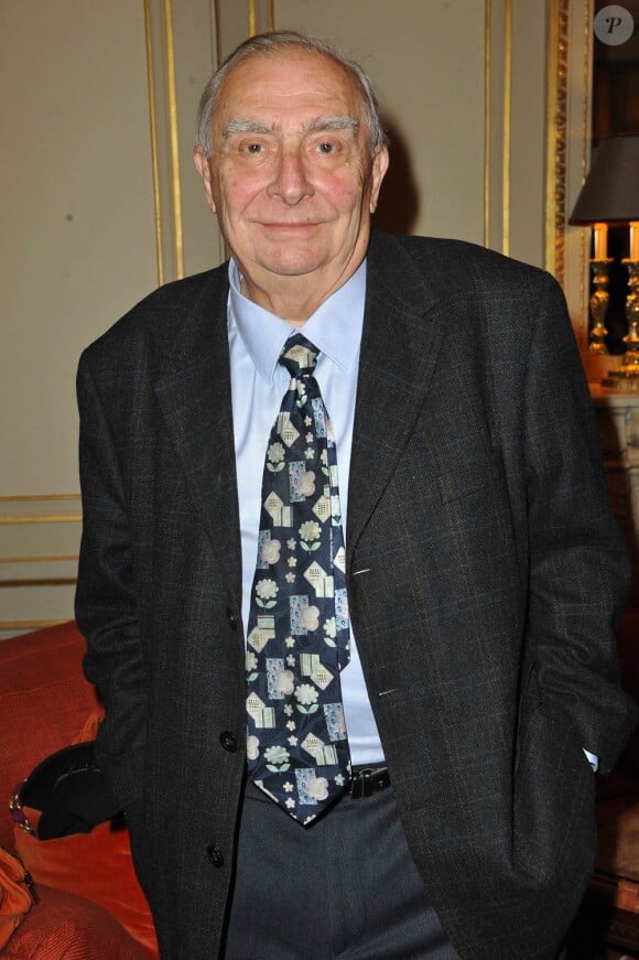 Claude Chabrol, lors de la remise du 10e Prix Ciné Roman Carte Noire, dans l'enceinte du Plaza Athénée, à Paris, le 3 mai 2010.