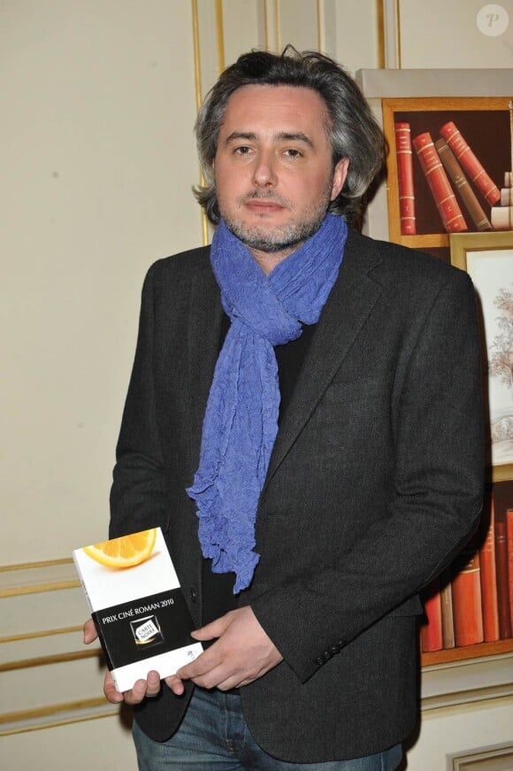 Nicolas Rey, vainqueur du 10e Prix Ciné Roman Carte Noire, dans l'enceinte du Plaza Athénée, à Paris, le 3 mai 2010.