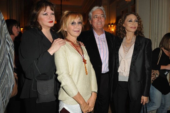 Catherine Jacob, Marie-Anne Chazel, Jean-Loup Dabadie et Marisa Berenson, lors de la remise du 10e Prix Ciné Roman Carte Noire, dans l'enceinte du Plaza Athénée, à Paris, le 3 mai 2010.