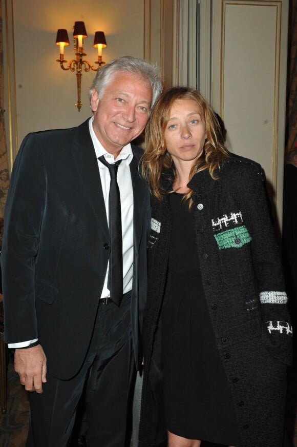 Laurent Boyer et Sylvie Testud, lors de la remise du 10e Prix Ciné Roman Carte Noire, dans l'enceinte du Plaza Athénée, à Paris, le 3 mai 2010.