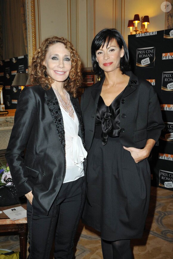 Marisa Berenson et Mathilda May, lors de la remise du 10e Prix Ciné Roman Carte Noire, dans l'enceinte du Plaza Athénée, à Paris, le 3 mai 2010.