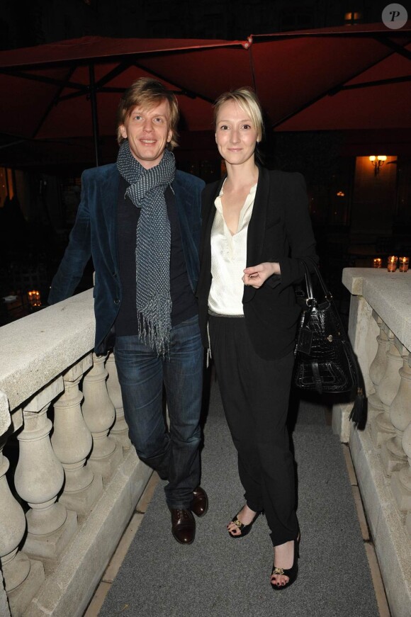 Alex Lutz et Audrey Lamy, lors de la remise du 10e Prix Ciné Roman Carte Noire, dans l'enceinte du Plaza Athénée, à Paris, le 3 mai 2010.