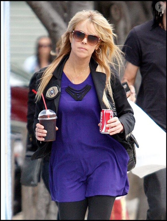Lindsay Lohan se rend chez son avocat accompagnée de sa mère Dina Lohan pour y faire une déposition lors des suites d'une affaire datant de 2007 le 4 mai 2010 à Venice Beach