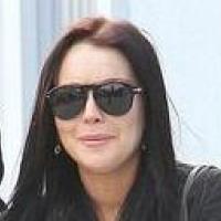 Lindsay Lohan, très inquiète à la sortie d'un rendez-vous avec son avocat, peut compter... sur son "super papa" !