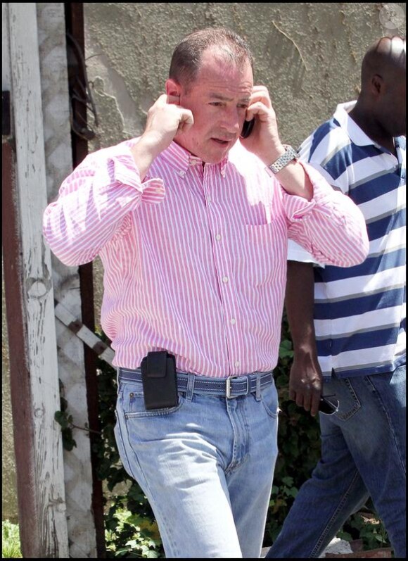 Michael Lohan, très occupé au téléphone, serait à Los angeles pour reprendre la vie de sa fille Lindsay Lohan en main le 4 mai 2010
