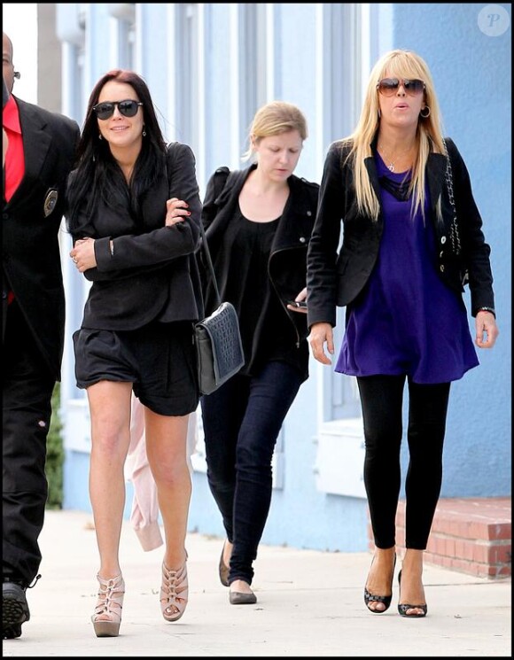 Lindsay Lohan se rend chez son avocat accompagnée de sa mère Dina Lohan pour y faire une déposition lors des suites d'une affaire datant de 2007 le 4 mai 2010 à Venice Beach