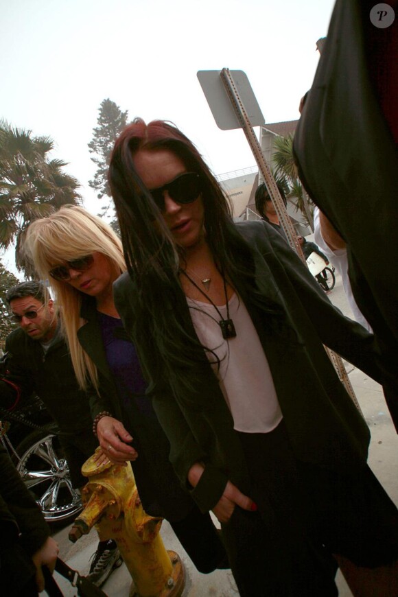 Lindsay Lohan arrive à Venice Beach pour un rendez-vous avec son avocat en compagnie de sa mère Dina Lohan le 3 mai 2010
