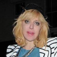 Courtney Love : Elle tente de devenir une fashionista... C'est dur !