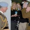 Le prince Charles décore son fils, le prince Harry, des insignes de l'armée de l'Air, lui qui est devenu pilote d'hélicoptère, le 7 mai 2010 dans le Hampshire