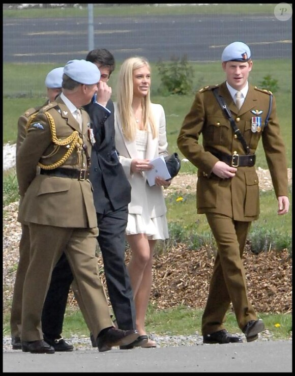 Chelsy Davy assiste à la décoration de son petit-ami le prince Harry, qui a reçu des mains de son père le prince Charles, des insignes de  l'armée de l'Air, le 7 mai 2010  dans le Hampshire