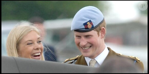 Chelsy Davy assiste à la décoration de son petit-ami le prince Harry, qui a reçu des mains de son père le prince Charles, des insignes de  l'armée de l'Air, le 7 mai 2010  dans le Hampshire