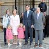 Le roi Juan Carlos Ier d'Espagne avec son fils le prince Felipe, son épouse la reine Sofia, sa bru la princesse Letizia et ses deux petites-filles, Leonor et Sofia.