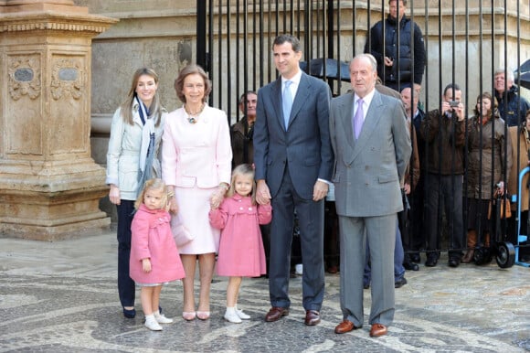 Le roi Juan Carlos Ier d'Espagne avec son fils le prince Felipe, son épouse la reine Sofia, sa bru la princesse Letizia et ses deux petites-filles, Leonor et Sofia.