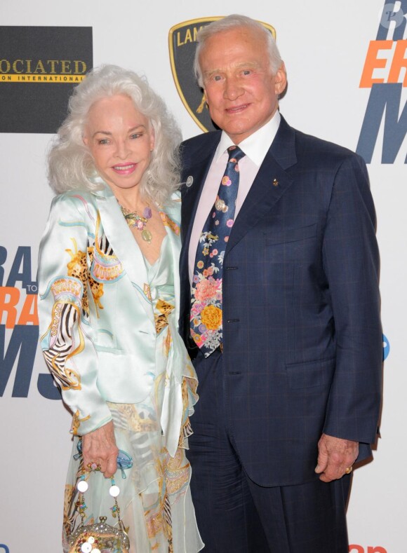 Buzz Aldrin et son épouse, à l'hôtel Hyatt Plaza de Los Angeles pour la 17e soirée Race to Erase MS, vendredi 7 mai.