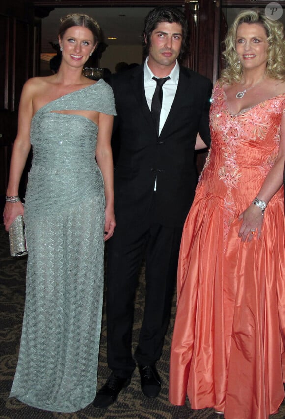Nicky Hilton avec Brandon et Nancy Davis à l'hôtel Hyatt Plaza de Los Angeles pour la 17e  soirée Race to Erase MS, vendredi 7 mai.
