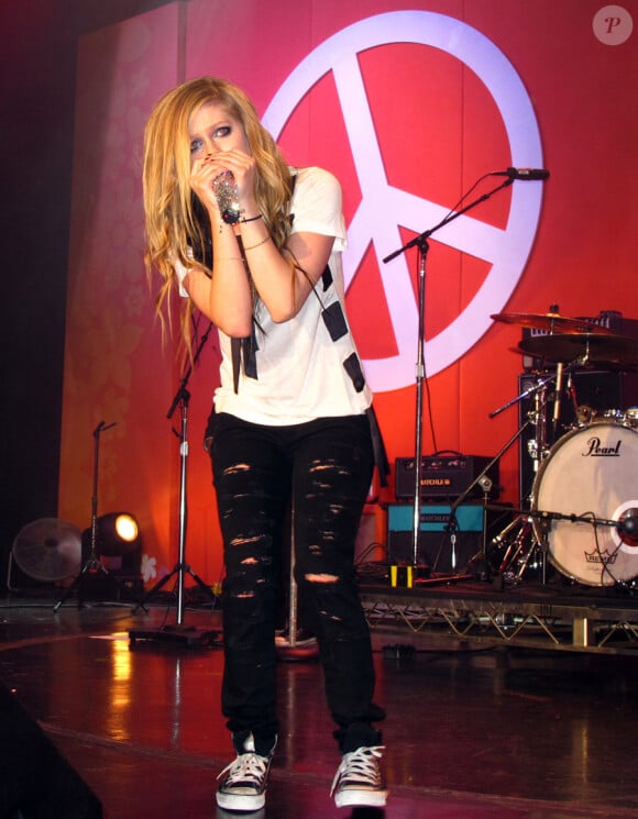 Avril Lavigne a performé, à l'hôtel Hyatt Plaza de Los Angeles pour la 17e  soirée Race to Erase MS, vendredi 7 mai.