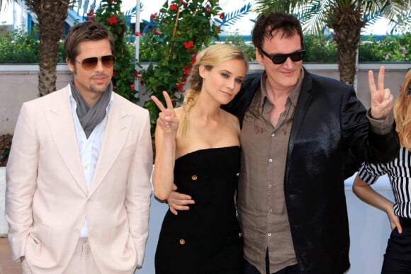 Diane Kruger pose avec Brad Pitt et Quentin Tarantino lors du photocall d'Inglourious Basterds en 2009