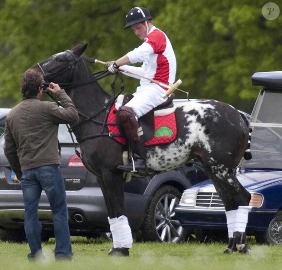 Le prince Harry doit changer de monture, car elle est souffrante, lors d'un match de polo caritatif organisé par Audi le 9 mai 2010 à Coworth Park, dans le Berkshire