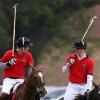 William et Harry lors d'un match de polo caritatif organisé par Audi le 9 mai 2010 à Coworth Park, dans le Berkshire