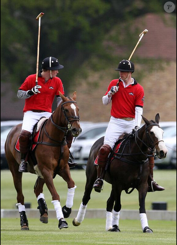 William et Harry lors d'un match de polo caritatif organisé par Audi le 9 mai 2010 à Coworth Park, dans le Berkshire
