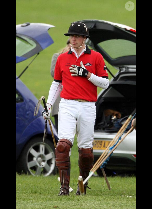 Le prince William lors d'un match de polo caritatif organisé par Audi le 9 mai 2010 à Coworth Park, dans le Berkshire