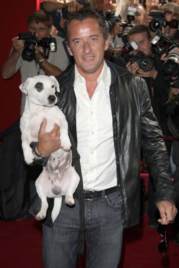 La peluche d'Adeck, le chien de Christophe Dechavanne, s'est déjà écoulée à 50 000 exemplaires.