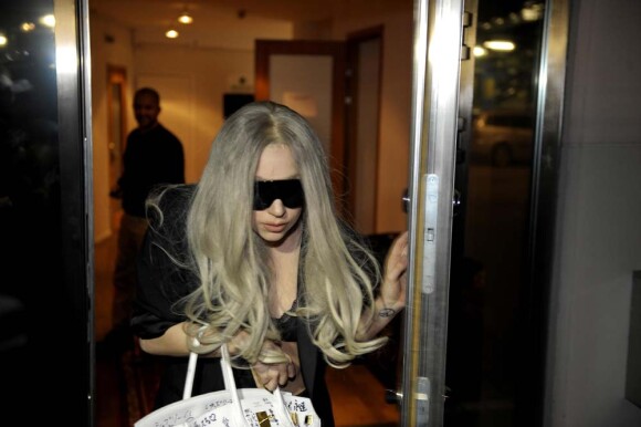 Lady Gaga arrive en studio à Stockholm, le 9 mai 2010 !