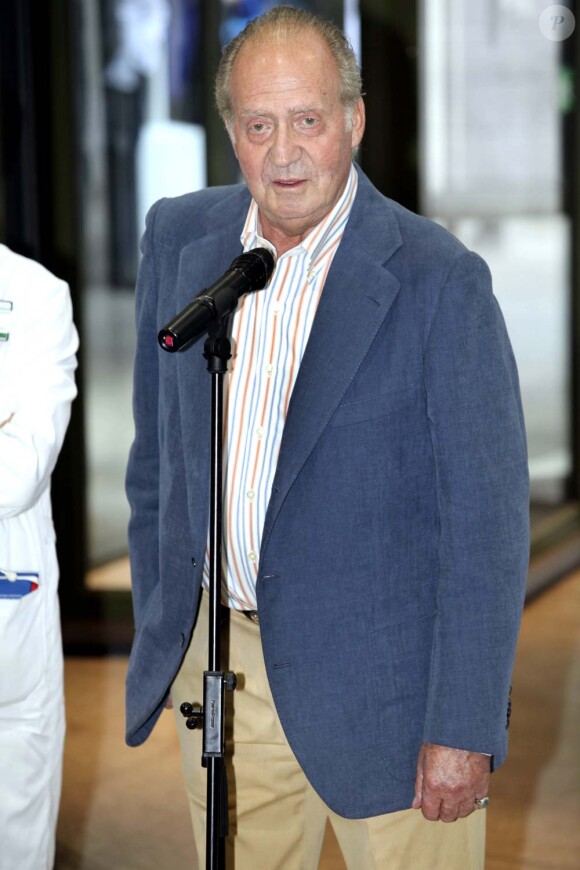 Le roi d'Espagne Juan Carlos à sa sortie d'hôpital à Barcelone, le 11 mai 2010 !