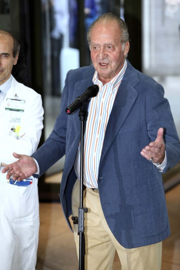 Le roi d'Espagne Juan Carlos à sa sortie d'hôpital à Barcelone, le 11 mai 2010 !