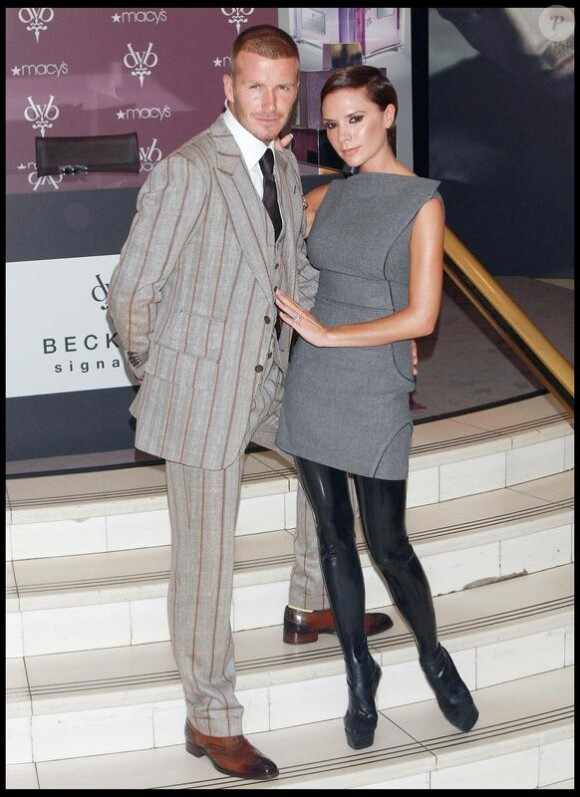 David et Victoria Beckham... La styliste a elle aussi testé les chaussures sans talons, le 26 septembre 2008.