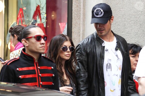 Fergie en compagnie de son mari Josh Duhamel et de son groupe les Black Eyed Peas dans les rues de Milan le 13 mai 2010