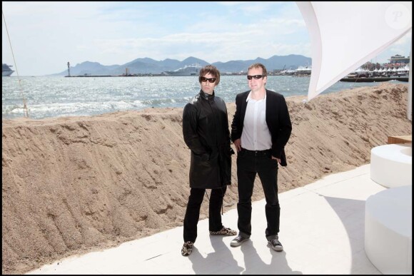 Liam Gallagher et Andrew Eaton annoncent la production d'un film sur les Beatles, à Cannes, le 14 mai 2010 !