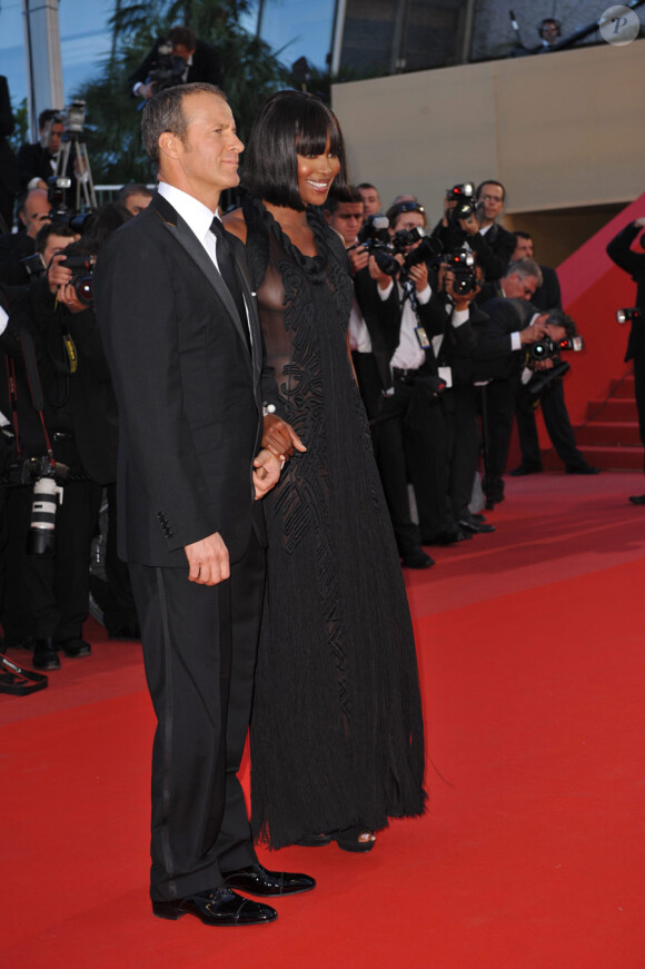 Vadislav et Naomi Campbell, en Givenchy, lors du tapis rouge du 63e festival de Cannes le 14 mai 2010