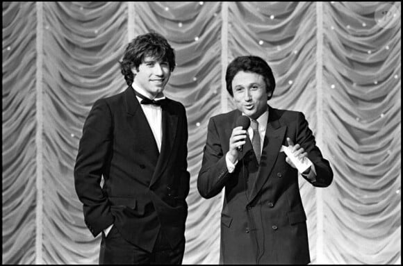 Michel Drucker et John Travolta  dans Champs-Elysées (1982)