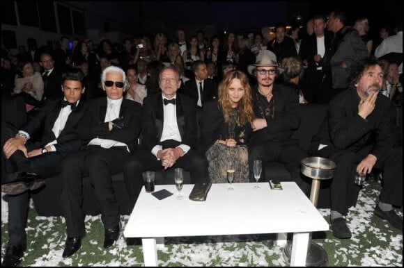 Karl Lagerfeld, Pascal Greggory, Baptiste Giabiconi, Vanessa Paradis et Johnny Depp à la soirée Chanel organisée au VIP Room à Cannes le 18 mai 2010