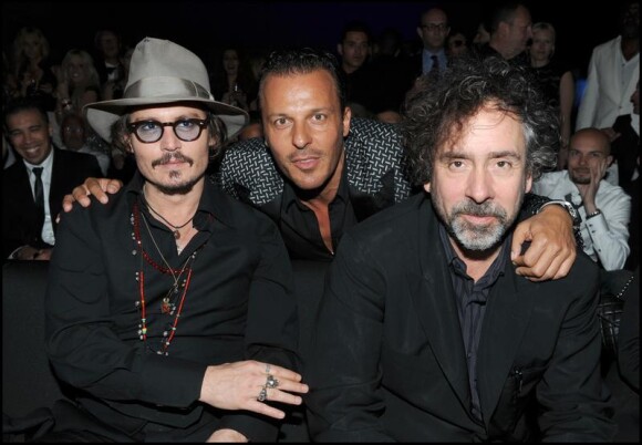 Johnny Depp, Jean-Roch et Tim Burton à la soirée Chanel organisée au VIP Room à Cannes le 18 mai 2010