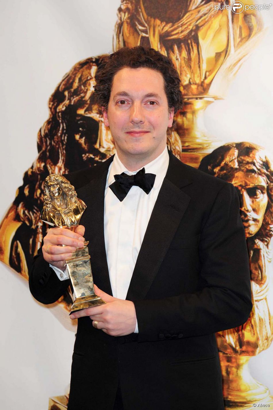 Guillaume Gallienne reçoit le Molière de la révélation théâtrale masculine de l'année, lors de Guillaume Gallienne reçoit le Molière de la révélation théâtrale masculine de l'année, lors de