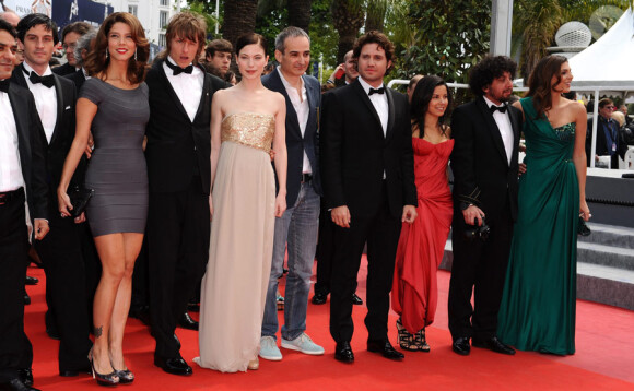 L'équipe du film , avec notamment les acteurs Nora Von Waldstaetten, Alexander Scheer et Edgar Ramirez lors de la présentation du biopic réalisé par Olivier Assayas, Carlos le 19 mai 2010 durant le 63e festival de Cannes