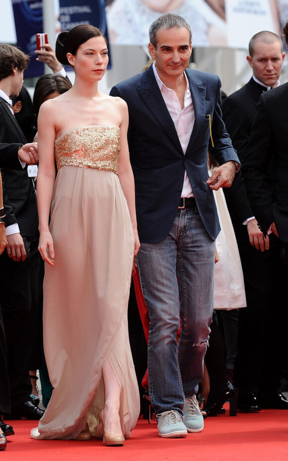 Olivier Assayas et Nora Von Waldstaetten lors de la présentation du biopic Carlos le 19 mai 2010 durant le 63e festival de Cannes