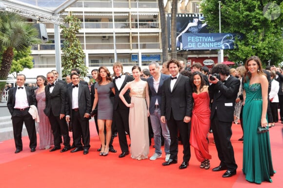 L'équipe du film, avec notamment les acteurs Nora Von Waldstaetten, Alexander Scheer et Edgar Ramirez lors de la présentation du biopic réalisé par Olivier Assayas, intitulé Carlos le 19 mai 2010 durant le 63e festival de Cannes