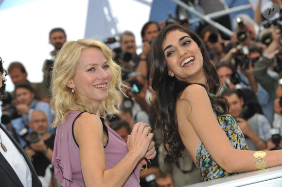 Naomi Watts et Liraz Charhi lors du photocall du film Fair Game durant le festival de Cannes le 20 mai 2010