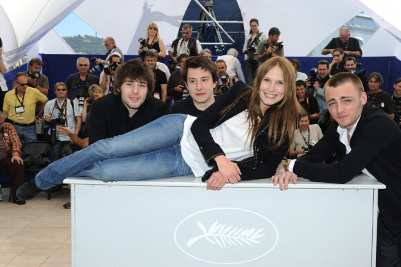 Laurent Delbecque, Ana Girardot, Arthur Mazet et Jules Pelissier lors du photocall du film Simon Werner a disparu durant le festival de Cannes le 20 mai 2010