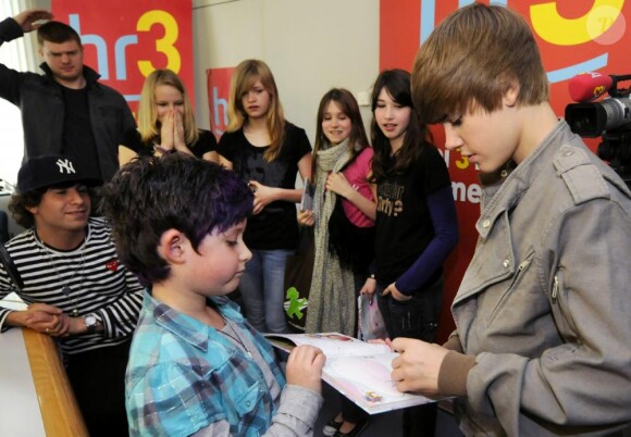 Justin Bieber est l'invité d'une radio allemande, et rencontre des fans, mercredi 20 mai à Francfort.