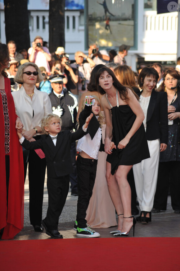 Charlotte Gainsbourg et l'équipe du film lors du tapis rouge pour la clôture du 63e festival de Cannes et de la présentation de L'Arbre de Julie Bertuccelli le 23 mai 2010