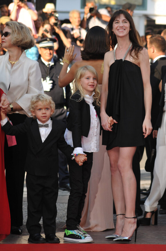 Charlotte Gainsbourg et l'équipe du film lors du tapis rouge pour la clôture du 63e festival de Cannes et de la présentation de L'Arbre de Julie Bertuccelli le 23 mai 2010
