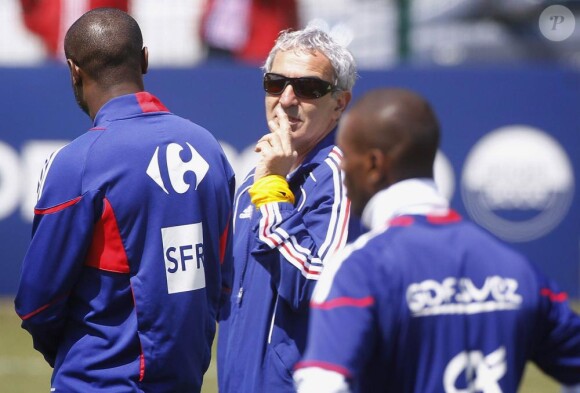 Raymond Domenech, à Tignes, entraîne l'équipe de France. 23/05/2010