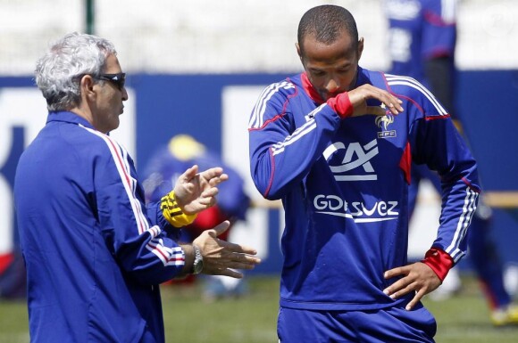 Raymond Domenech, à Tignes, entraîne l'équipe de France. Thierry Henri est à ses côtés. 23/05/2010