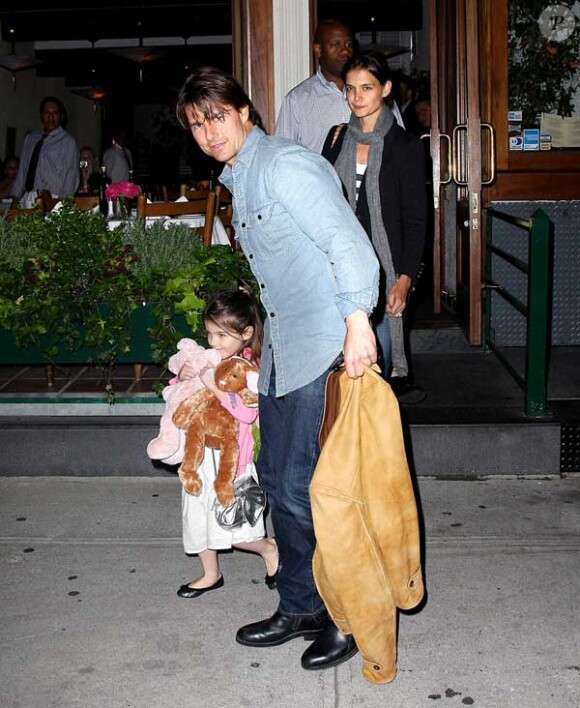 Suri Cruise sort d'un restaurant à New York avec ses parents Katie Holmes et Tom Cruise
